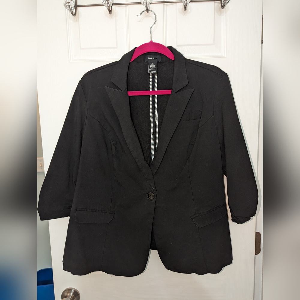 Black torrid blazer with ruched sleeves